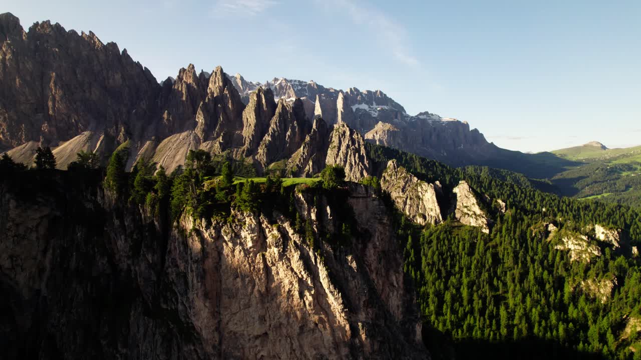 vista aérea de las montañas dolomitas en italia - disparo de avión no tripulado