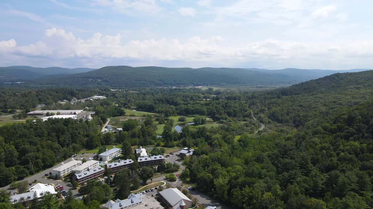 hermosa toma aérea del terreno montañoso en lee, ma