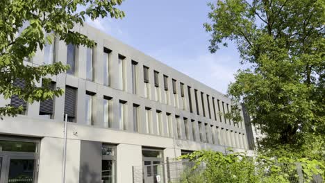 Schicker-Neubau-Mit-Modernen-Grautönen-Bei-Schönem-Wetter-Schule-Im-Höhenhaus-In-Köln