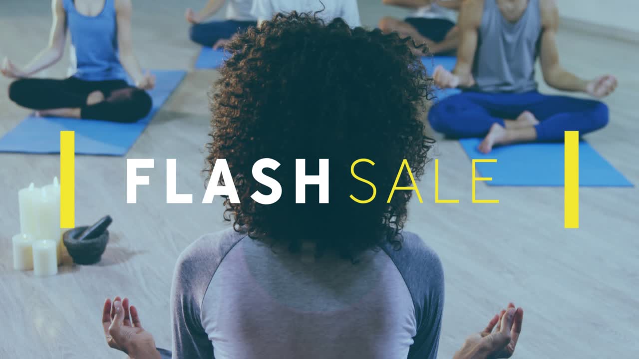Yogalehrerin sitzt, gelber Block erscheint und startet FLASH SALE über blauen Yogamatten zum Verkauf