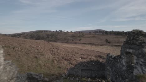restos sobrantes de una cabaña de piedra irlandesa abandonada en las montañas de wicklow