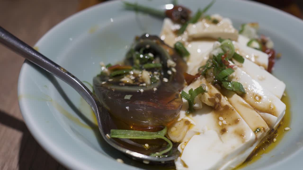 중국식 레스토랑에서 토푸와 함께 세기의 달을 먹습니다.