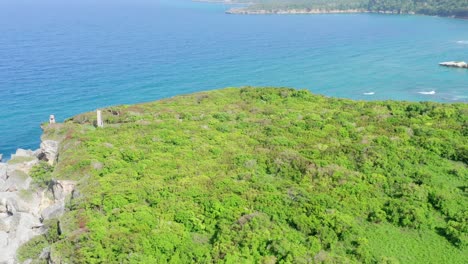 Drohnenantenne-Aus-Großer-Höhe-Des-Zerstörten-Leuchtturms-Mit-Blick-Auf-Die-Fantastischen-Klippen-Von-Cabo-Frances,-Das-Klare-Blaue-Wasser-Des-Atlantiks-In-Der-Dominikanischen-Republik