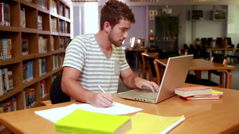 estudiante feliz estudiando