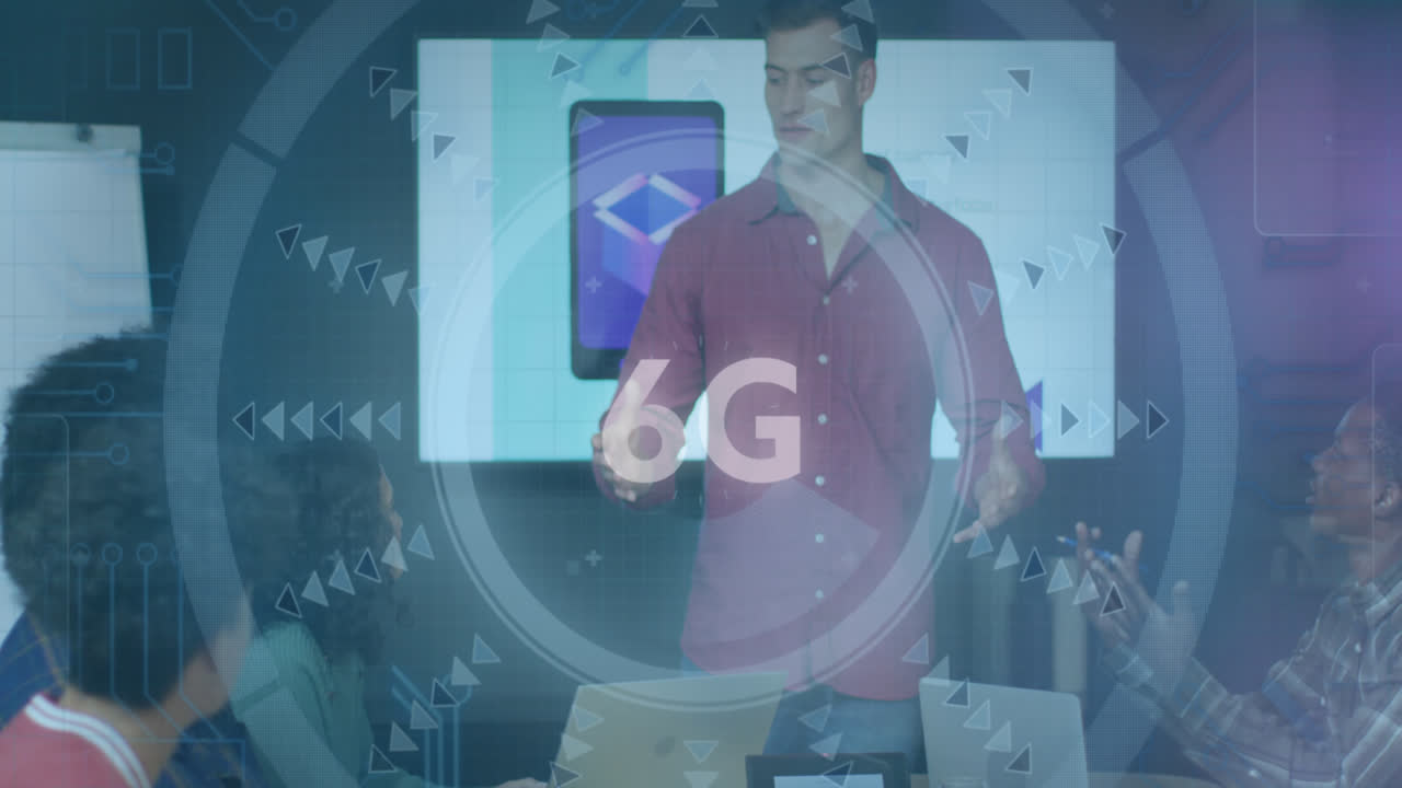 animación de procesamiento de datos y texto 6g sobre diversas personas de negocios