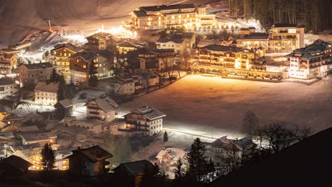 意大利多洛米特山脉的圣维吉利奥镇的夜景