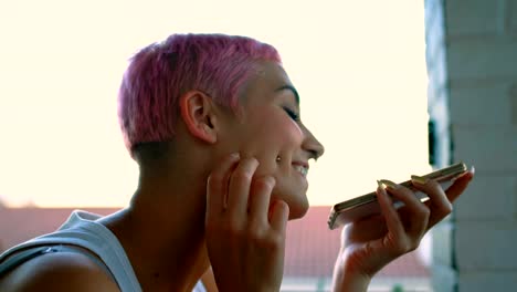 mujer de cabello rosa hablando por teléfono móvil 4k