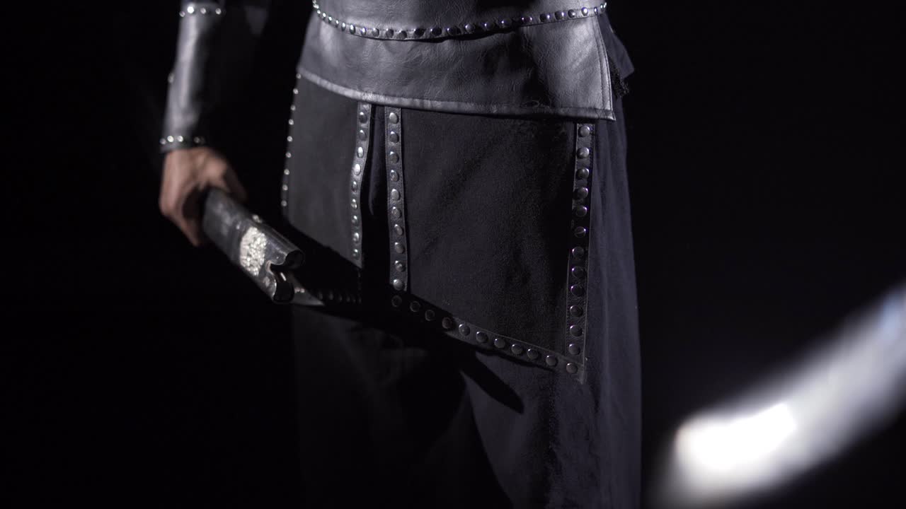 el soldado saca su espada. fondo negro.