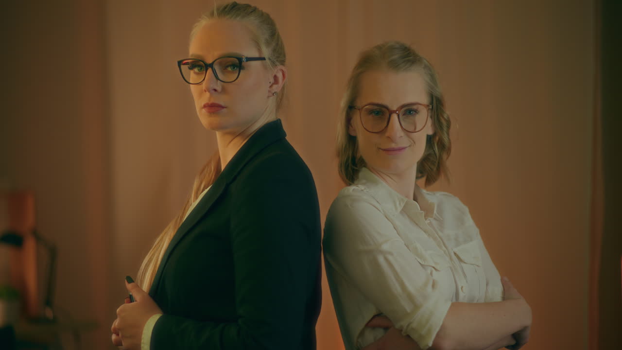 вблизи две уверенные в себе бизнес-женщины