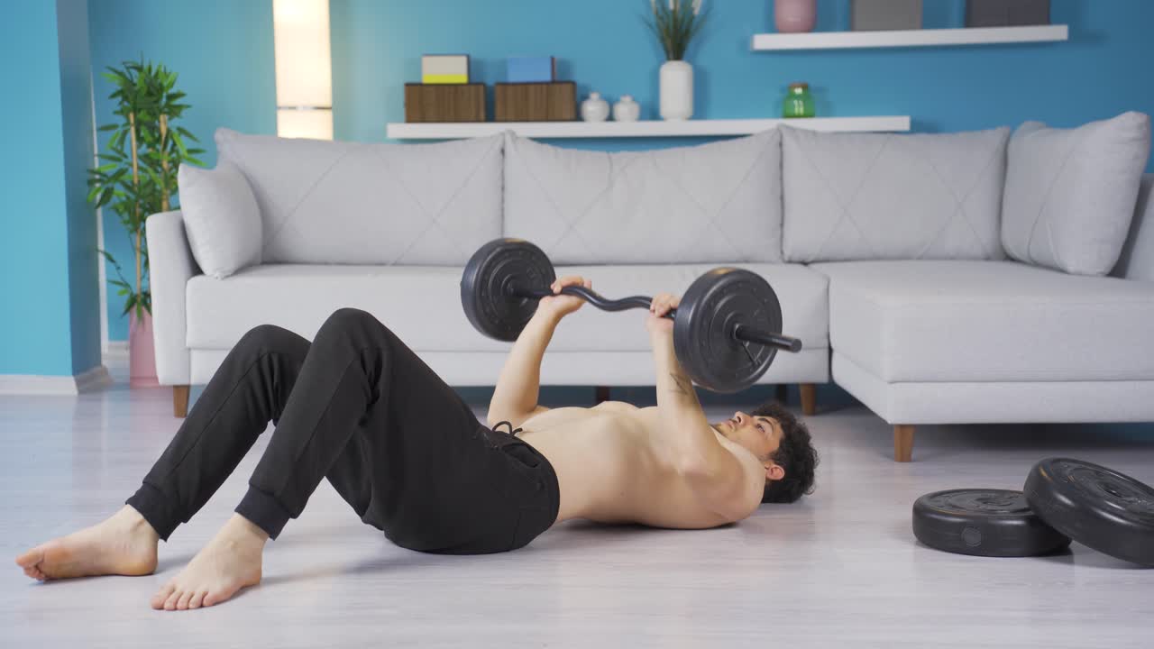 집에서 운동하는 젊은 운동선수. 건강한 생활 방식.