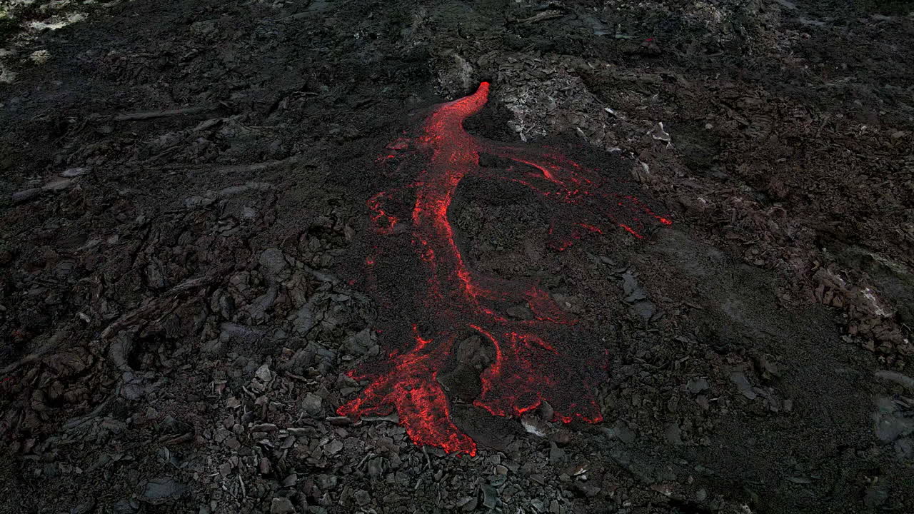 Carrellata aerea circolare sulla lava appena nata dell'eruzione a Fagradalsfjall, Islanda