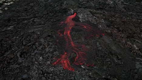 toma aérea circular sobre la lava recién nacida de la erupción en fagradalsfjall, islandia