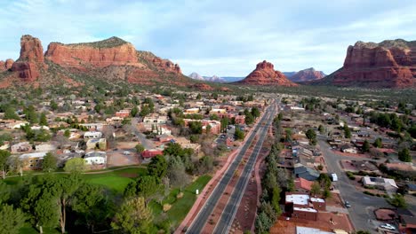 antena de carretera que atraviesa oak creek arizona no lejos de sedona arizona con montañas de roca roja en la distancia