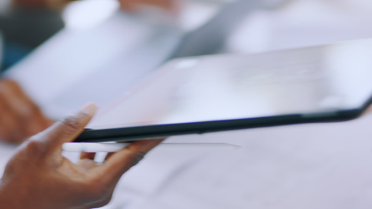 tabletas, ingeniería y gente de diseño en la oficina