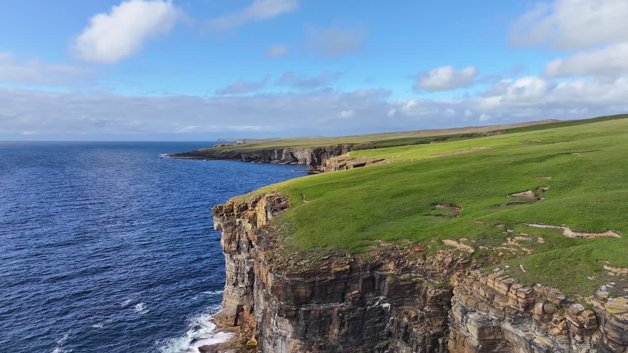 vista aérea de yesnaby vista point, orkney, escocia, reino unido, pintoresca costa, acantilados y prados 60 fps