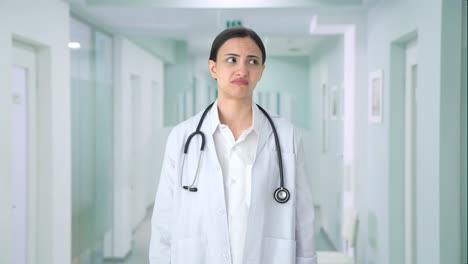 confundido médico indio preguntando qué pregunta