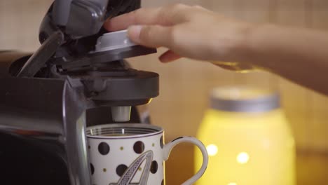 un primer plano de una máquina de café en cápsula