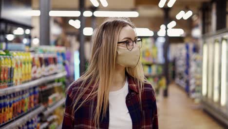 Mujer-Con-Máscara-Protectora-Caminando-Por-El-Supermercado-Entre-Pasillos.