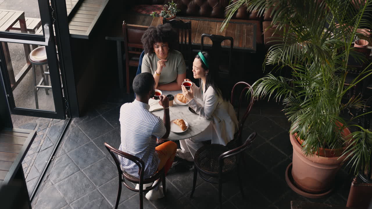 amigos tomando un café en una cafetería