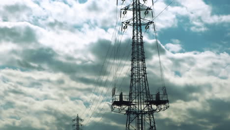 red eléctrica de polos en un panorama de cielo nublado