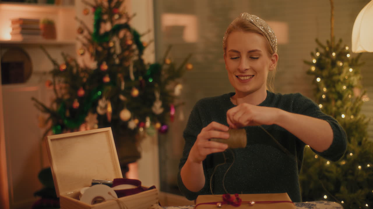 mujer con hilo sentado en la sala de estar durante