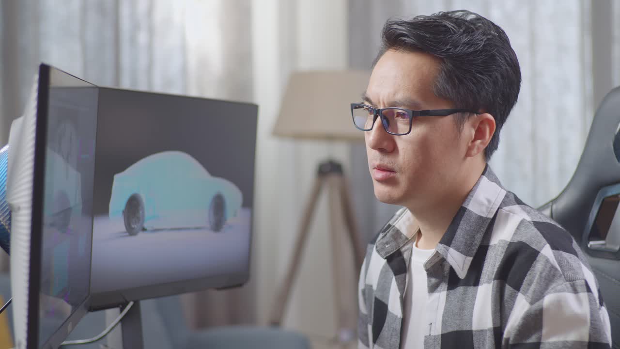 피곤한 디자이너가 컴퓨터에서 걱거리고 있습니다.