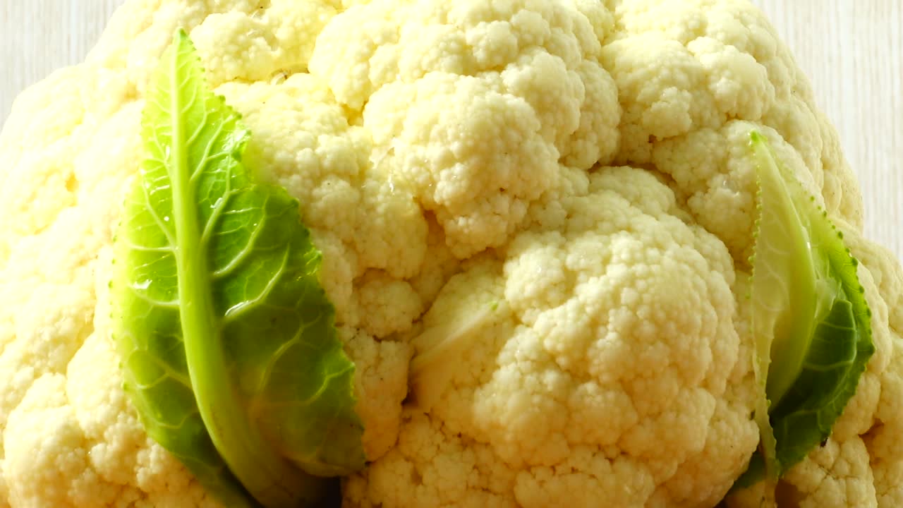 Aufnahme von Blumenkohl in Bewegung. Schneidebrett