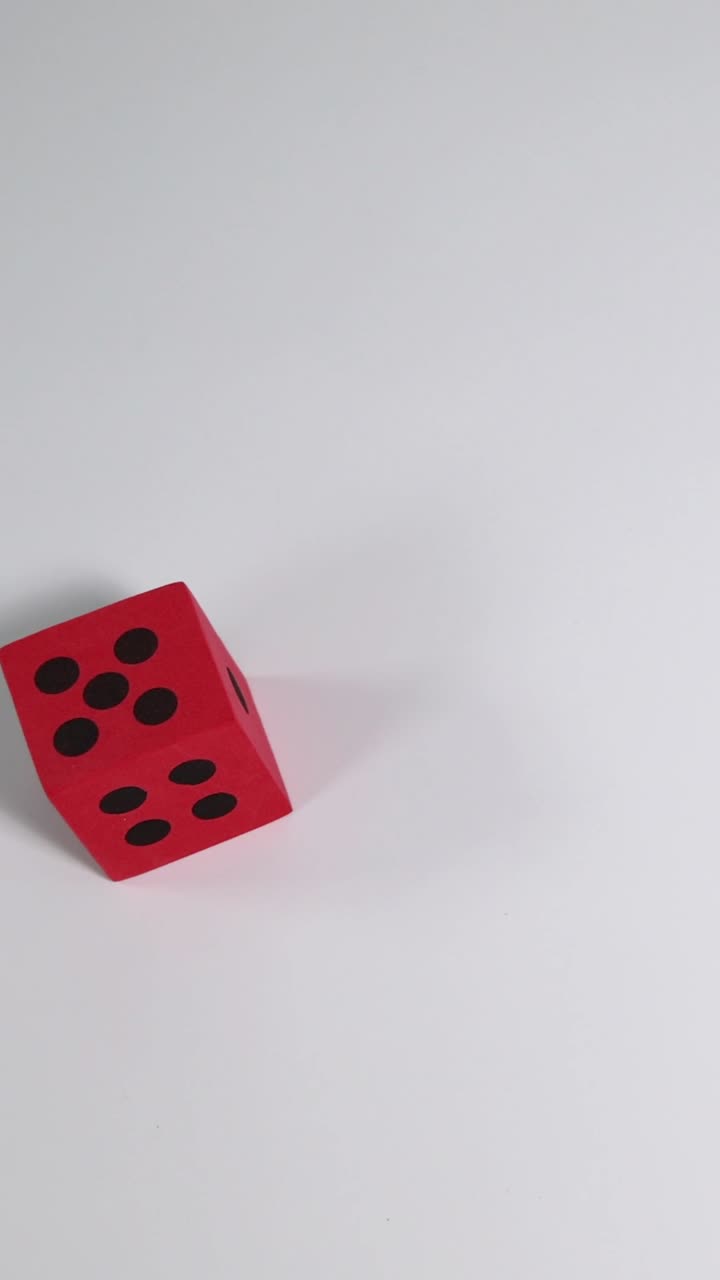 los dados caen y se asientan en una superficie