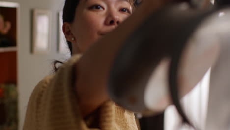 부에서 건강한 채식주의자 또는 채식주의자의 식사를 준비하는 여성의 클로즈업 2 판에 개진 토푸를 넣는
