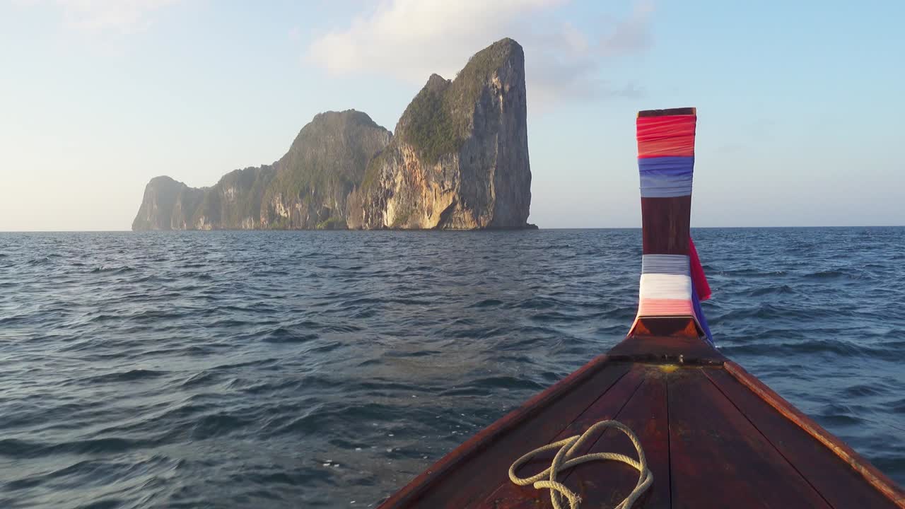 phi phi leh 섬에서 떠다니는 배에서 볼 수 있는 풍경