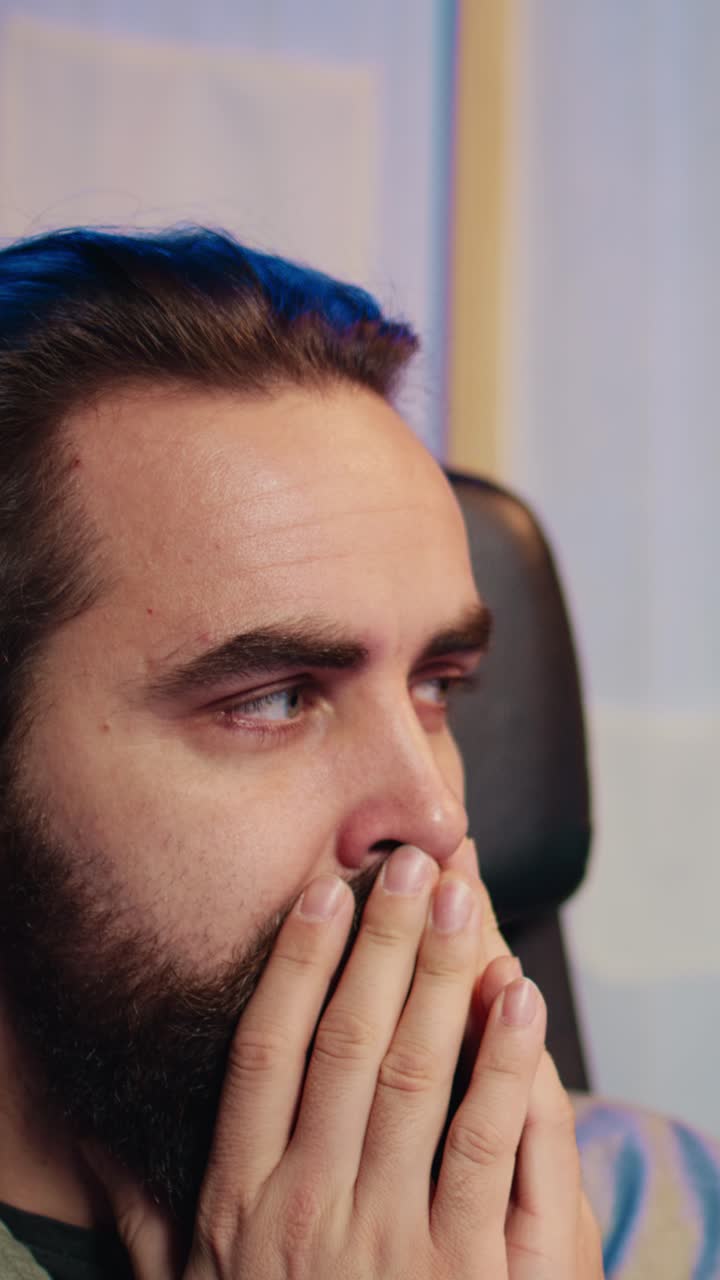 Primo piano di un uomo pensieroso con la barba