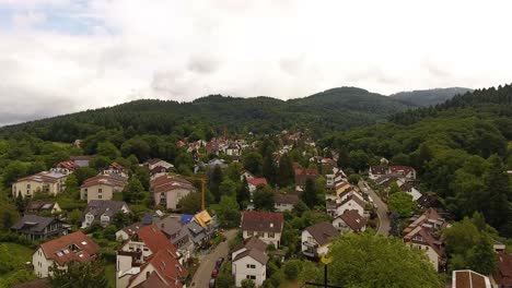 Spitze-Eines-Kirchturms,-Berge-Im-Hintergrund,-Bewölkter-Tag