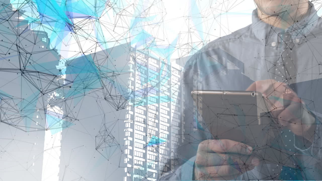 animación de una red de conexiones a través de un empresario utilizando una tableta y un paisaje urbano en segundo plano