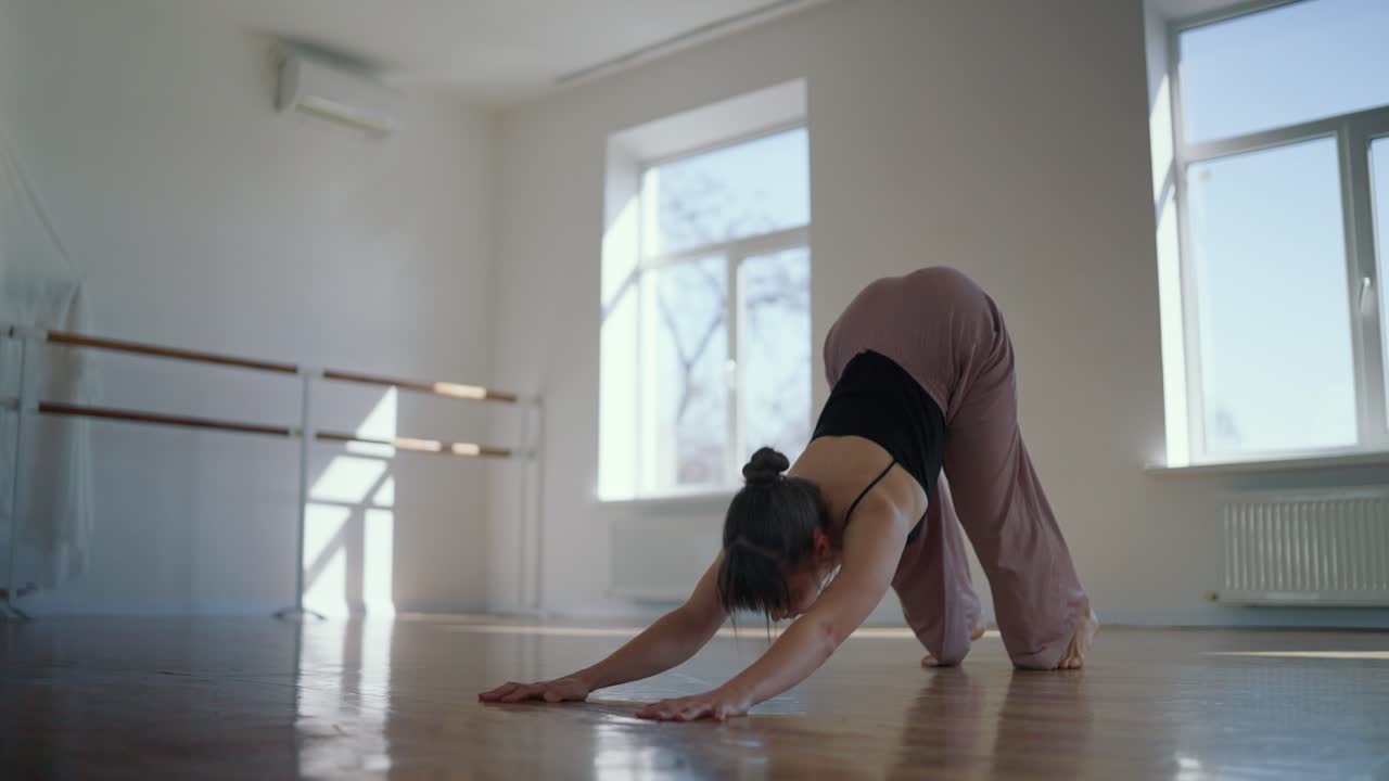 Eine Frau macht Yoga im Studio.