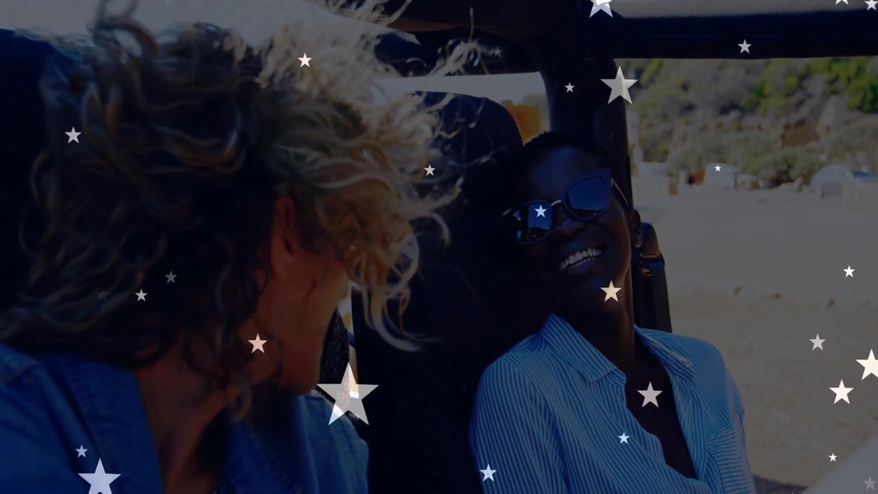Stelle animate che appaiono, trasformandosi in scie intorno a una coppia sorridente in jeep, che si gode il viaggio.