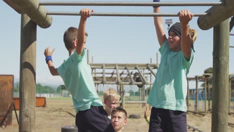 Grupo-De-Niños-Caucásicos-Entrenando-En-El-Campo-De-Entrenamiento