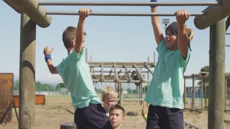 grupo de niños caucásicos entrenando en un campamento de entrenamiento