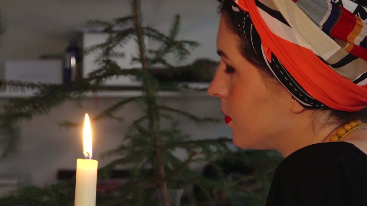 una mujer con un pañuelo en la cabeza