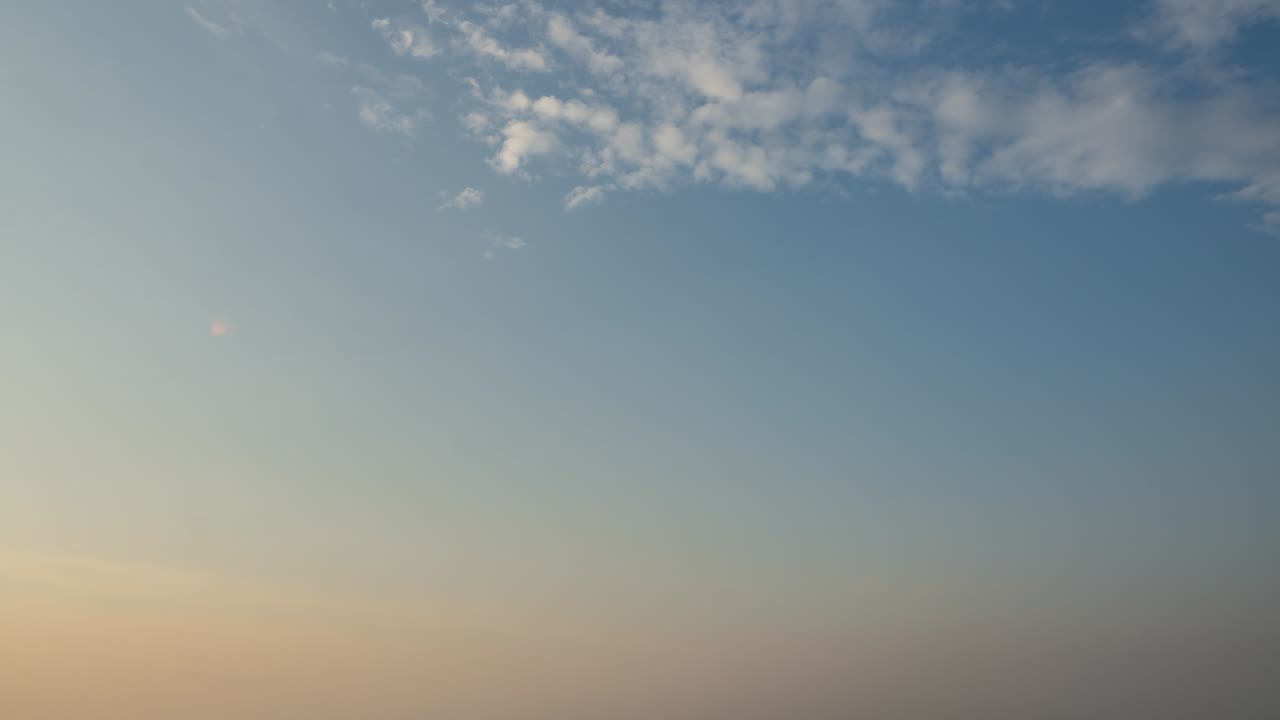 느린 동작 타임 스 4k 영상 로맨틱한 다채로운 해가 지는 하늘, 해가 지면, 분홍색 구름이 하늘에서 흐른다, 웅장한 여름 풍경, 아름다움의 세계를 탐험, 휴가 휴가에서 휴식을 취합니다.