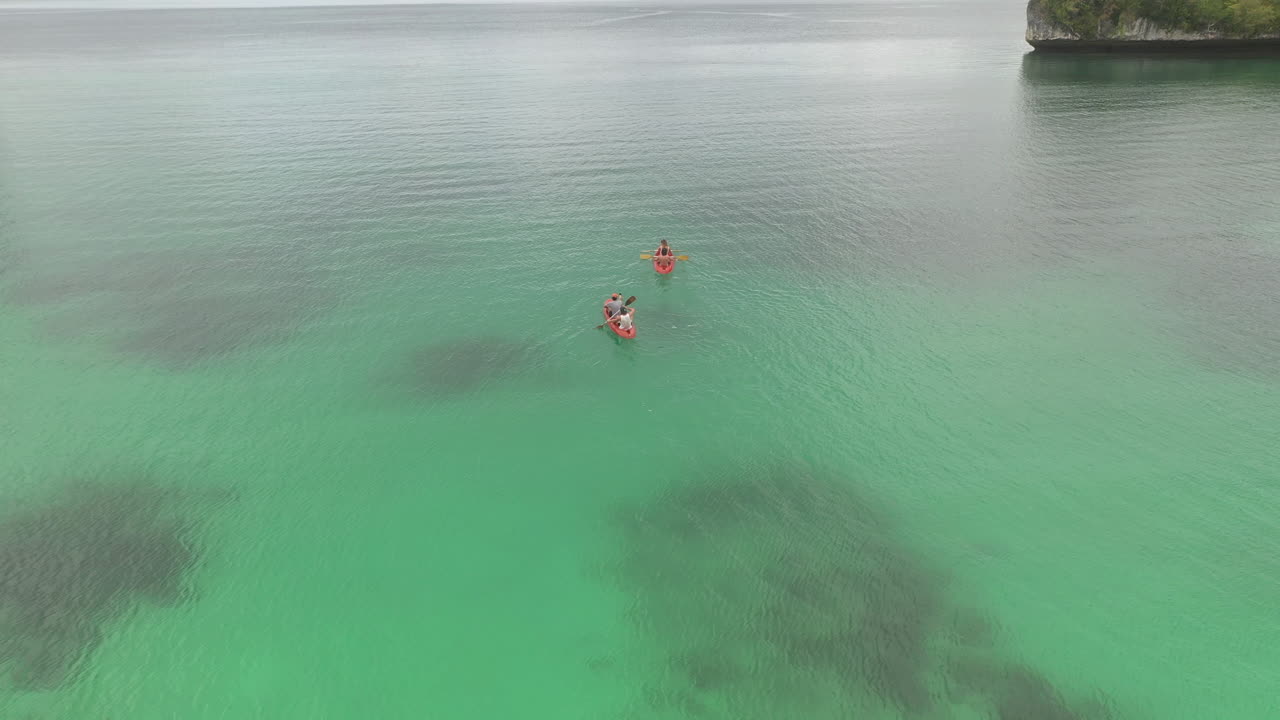 푸른 물 에서 카야크 를 타는 것