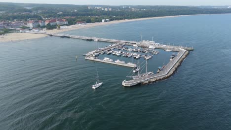 yate de lujo marina en sopot tiro aéreo de alto ángulo, crucero por el mar báltico, polonia