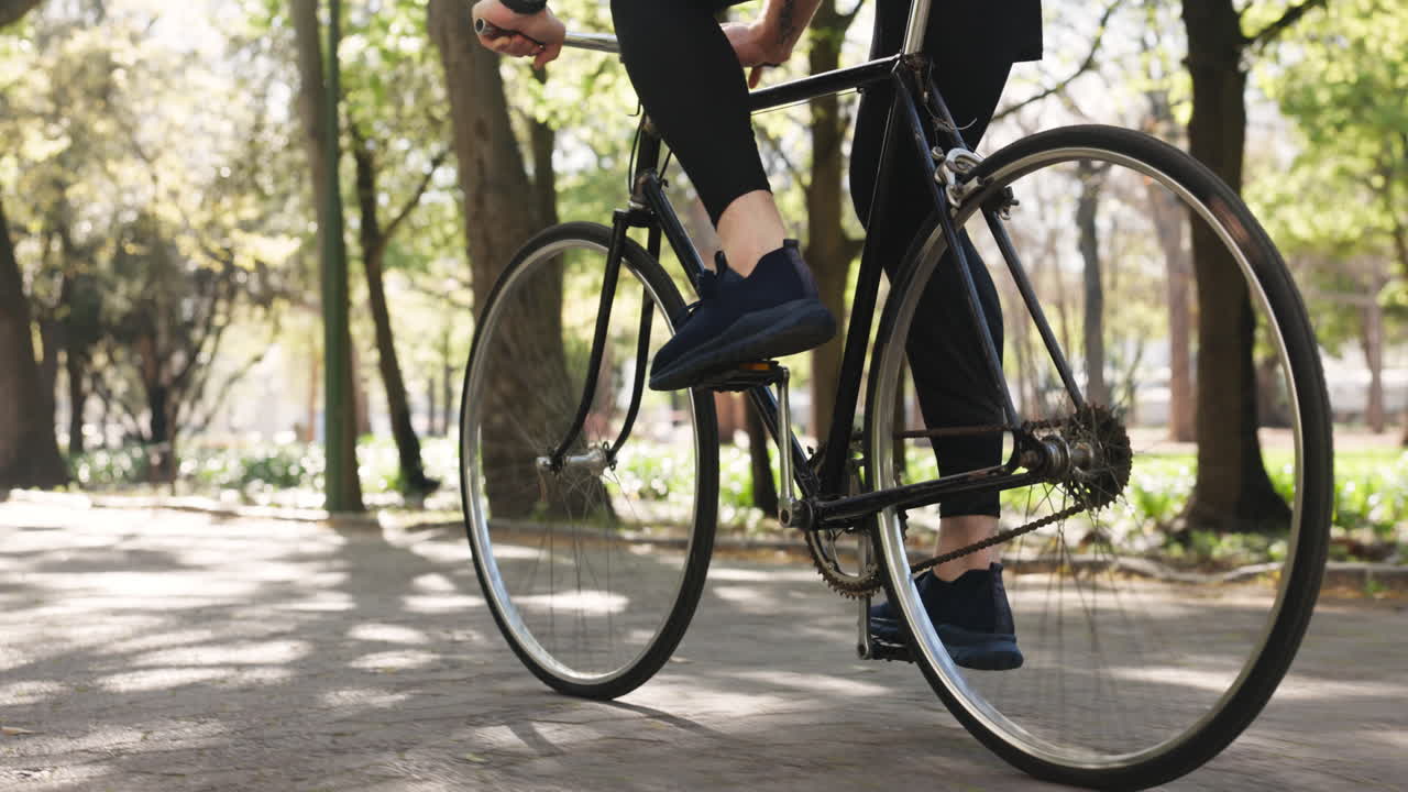 Persona que anda en bicicleta en un parque