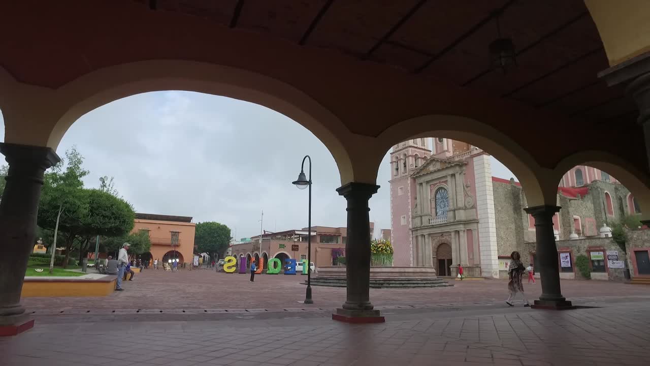un paseo por la plaza en tequisquiapan, mexico