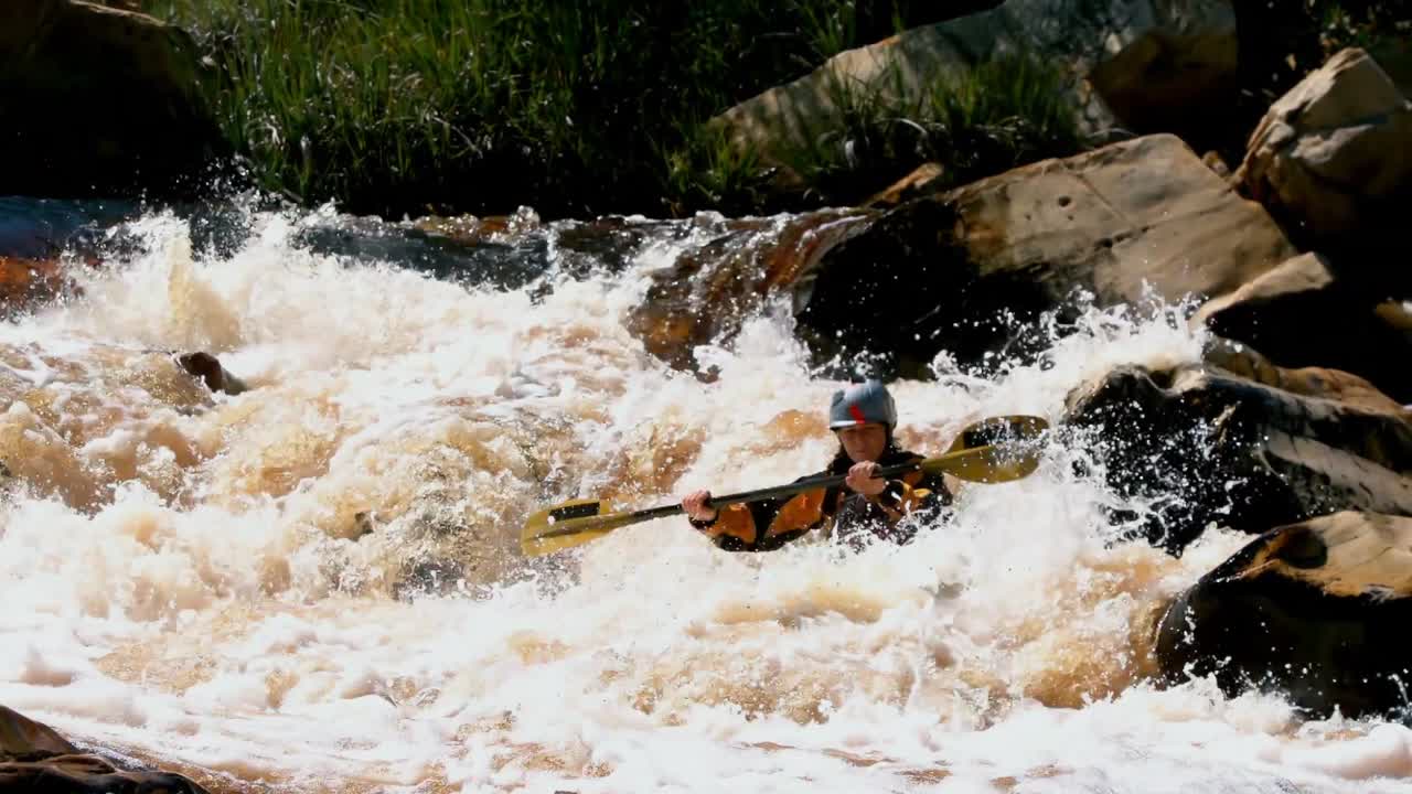 rafting en kayak en el río 4k
