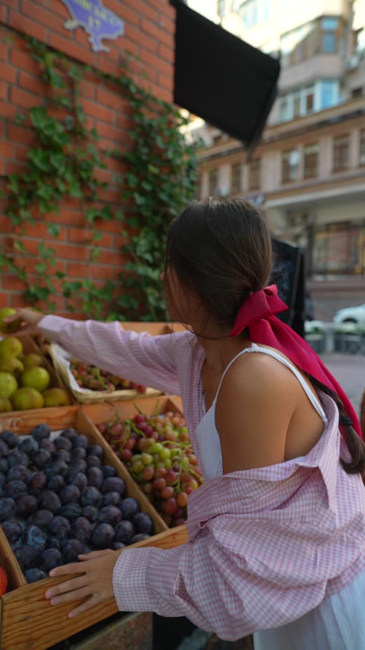 시장 에서 과일 을 구입 하는 여자
