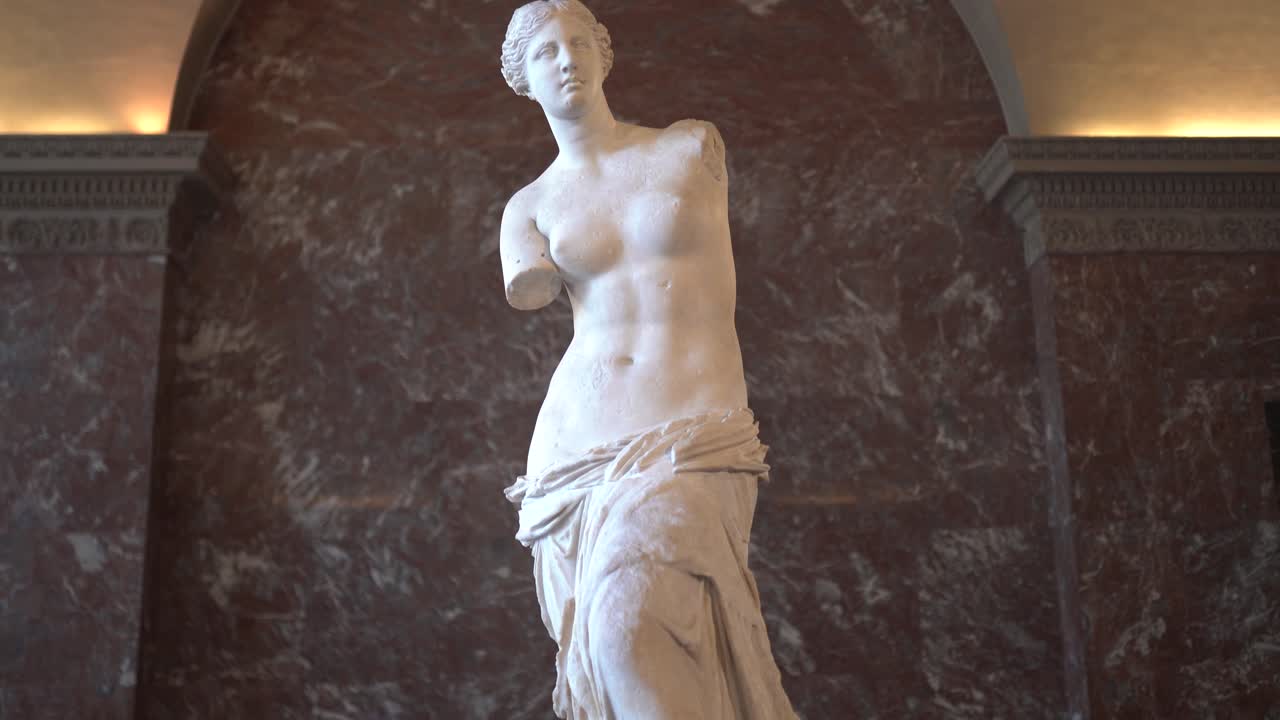tiro inclinado de la venus de milo de arriba a abajo, museo del louvre en parís