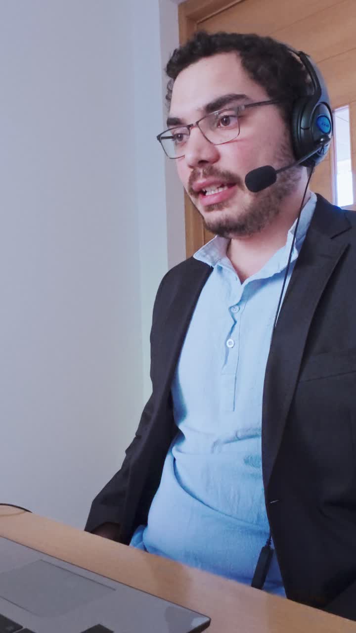 Muž se ptá během online skupinové diskuze