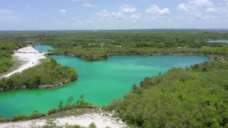 toma escénica de uno de los atractivos de cap cana, el lago azul, un lugar ideal para compartir en familia, visto con un dron