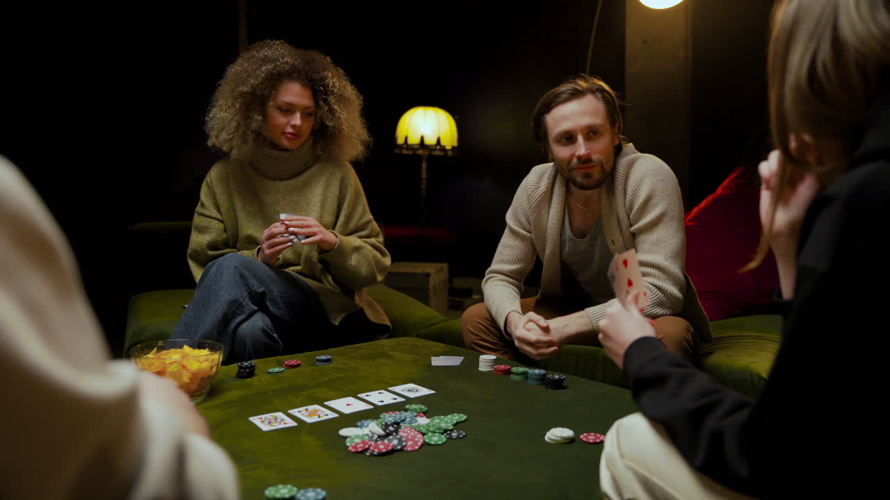 grupo de amigos jugando al póquer sentados en el sofá de la sala de estar 12