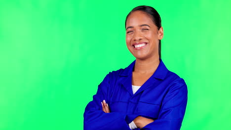 sonrisa, brazos cruzados y una mujer mecánica